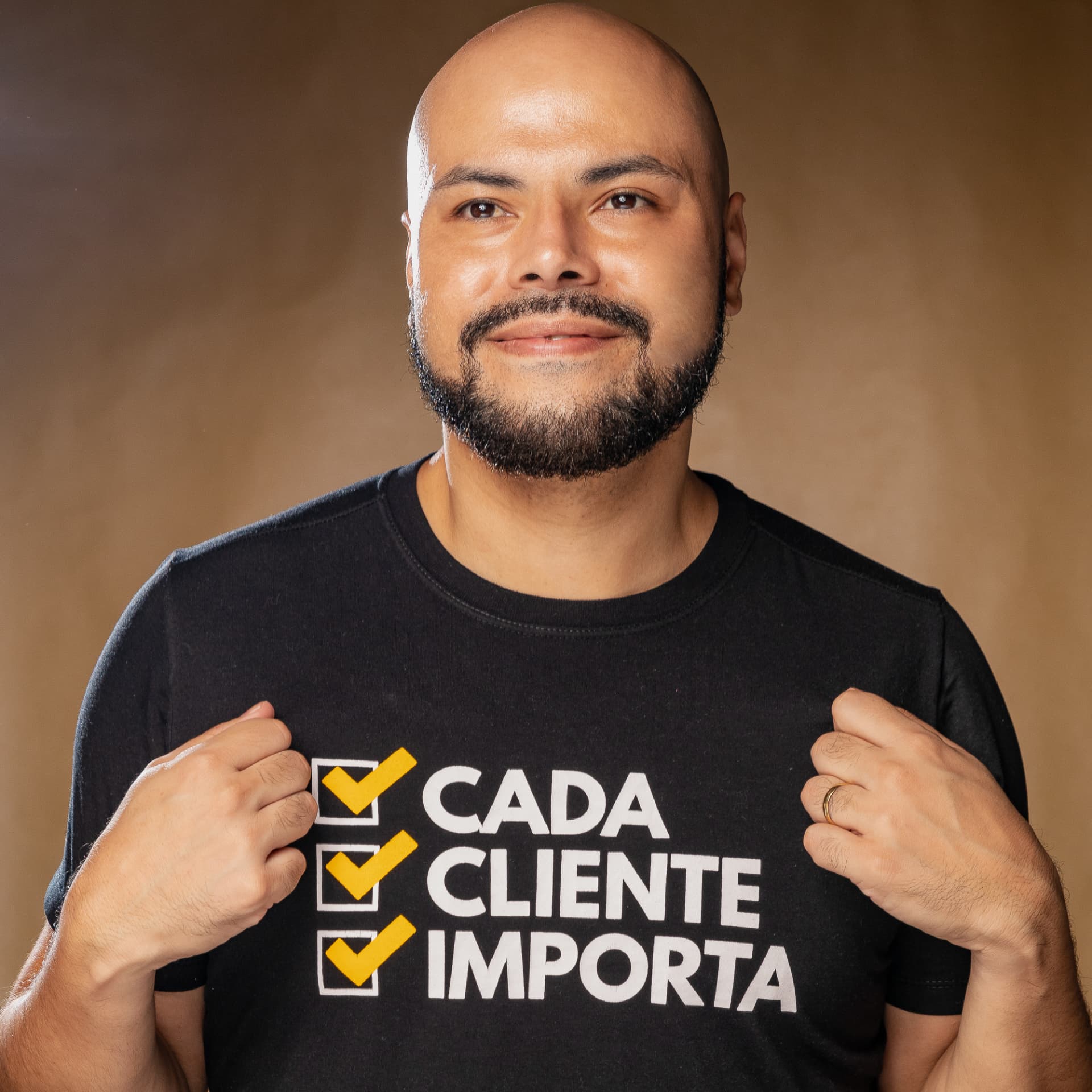 Robson Costa com a camiseta Cada cliente importa